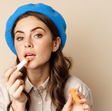 5 Ciri Kepribadian Perempuan yang Suka Membawa Pelembap Bibir saat Bepergian
