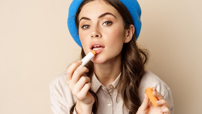 5 Ciri Kepribadian Perempuan yang Suka Membawa Pelembap Bibir saat Bepergian