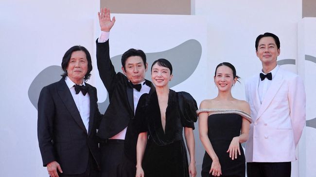 Director Lee Chang-dong poses with cast members Jeon Do-yeon, Cho Yeo-jeong, Sul Kyung-gu, and Zo In-sung during arrivals for the screening of the movie "Possible Love" (Ga-neung-han sa-rang) in competition, at the 83rd Venice International Film Fest