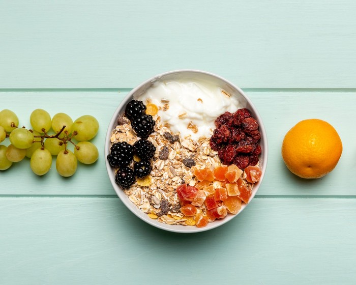 Rekomendasi camilan sore hari yang bisa menambah energi, camilan yang menyampurkan oat, selai kacang, dan buah kering.