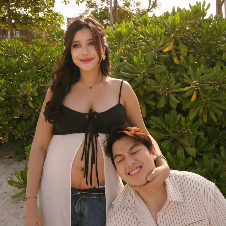 <p>Dalam salah satu foto, Brisia terlihat tersenyum bahagia sambil memperlihatkan perutnya yang mulai membuncit. Jonathan Alden tampak berada di samping sang istri dan ikut menunjukkan kebahagiaannya menyambut kehadiran calon anak pertama mereka.(Foto:@brisi</p>