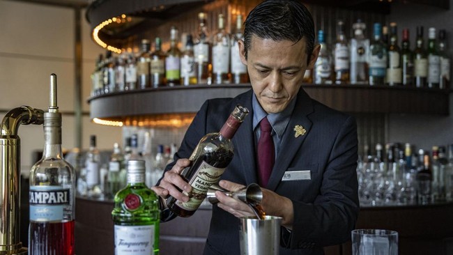 Head bartender Shingo Miyachi making a Negroni cocktail at a bar in the Hilton Narita in Narita, Chiba prefecture.