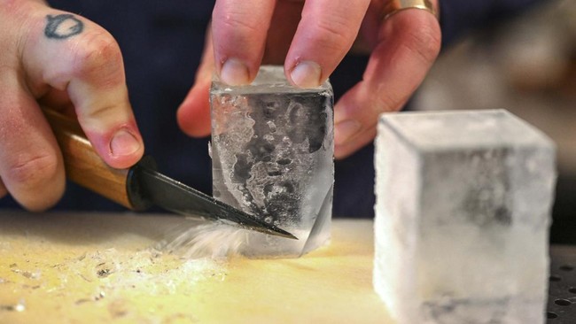 In the historic Japanese city of Kanazawa, craftsmen painstakingly shape and slice blocks of ice destined to chill negronis.