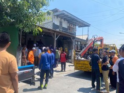 Pria 250 Kg di Gresik Meninggal, Jenazah Dievakuasi Pakai Crane