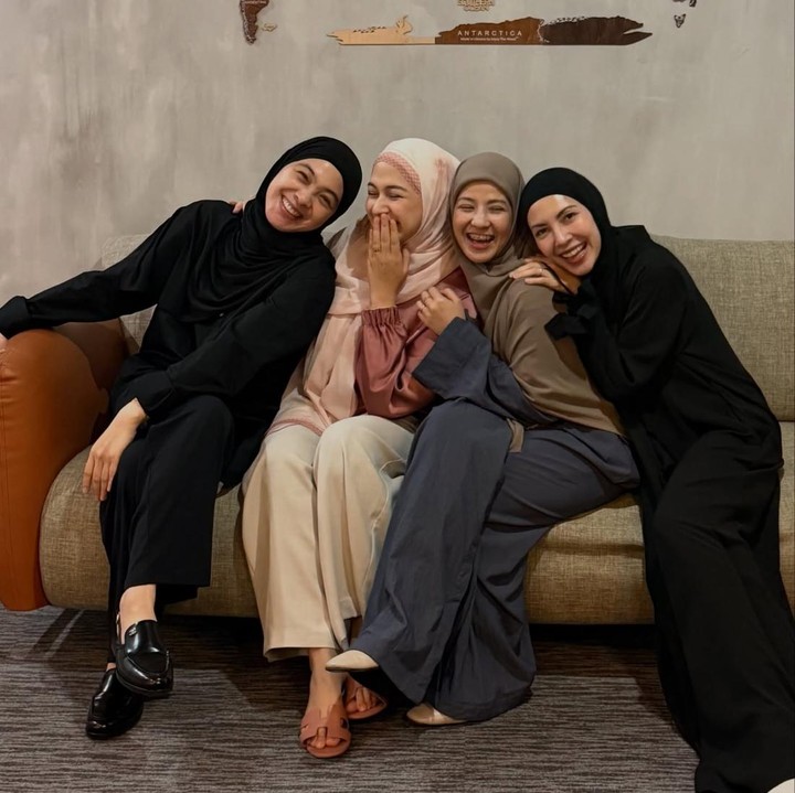<p>Bunda, sudah kenal dengan Geng Ranayu? Persahabatan Ratna Galih, Natasha Rizki, Nina Zatulini, dan Dian Ayu Lestari tampaknya tak pernah lepas dari perhatian publik. (Foto: Instagram @ratnagalih)</p>