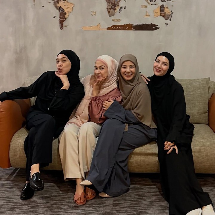 <p>Salah satunya terlihat dalam unggahan Ratna Galih. Ia bercerita bahwa mereka selalu kompak, terutama ketika ada topik yang ingin dibahas bersama. &ldquo;Kalo ud di buka dengan kata2: &ldquo;eh tau ga?!&rdquo; Itu bagaikan kode etik untuk langsung memprioritaskan dan meninggalkan apapun itu lalu kopdar sampe rela2 boyong bayi dengan segal keribetan nyah,&rdquo; tulis Ratna, dikutip dari laman Instagram <em>@ratnagalih,</em> Selasa (8/9/2026).&nbsp;(Foto: Instagram @ratnagalih)</p>