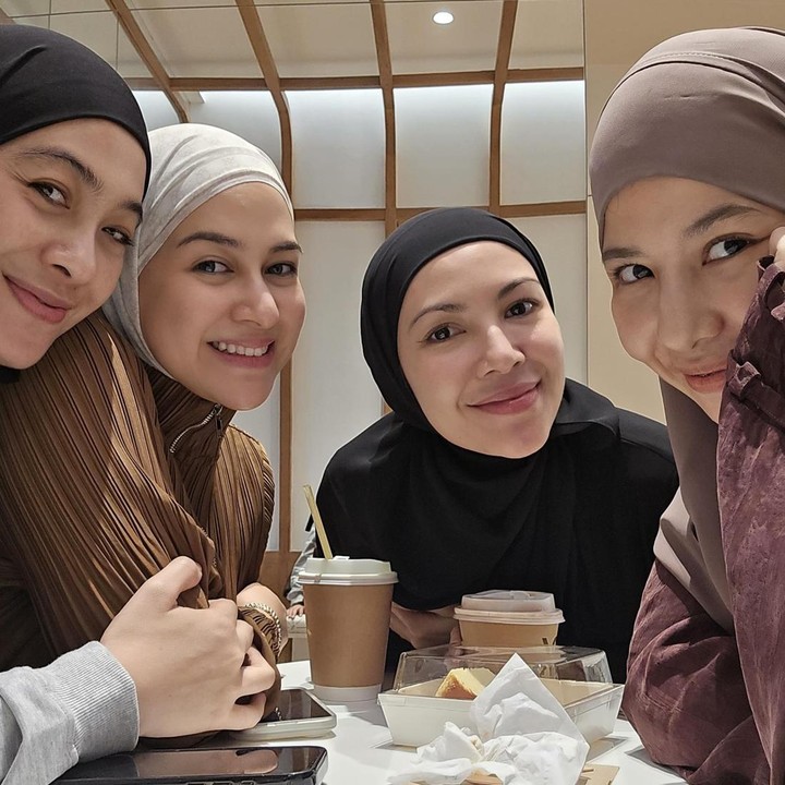 <p>Di tengah kesibukan masing-masing sebagai ibu, figur publik, hingga menjalani aktivitas syuting, keempatnya tetap menyempatkan waktu untuk bertemu dan berbagi cerita. Momen kebersamaan mereka pun kerap dibagikan melalui media sosial.&nbsp;(Foto: Instagram @dianayulestari)</p>
