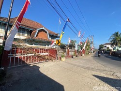 Sudah 2 Pekan Kantor Desa Disegel, Warga Kebon Ayu Bingung Urus Administrasi