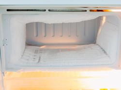 Bukan Dikerok, Ini Cara Ampuh Bersihkan Bunga Es di Freezer