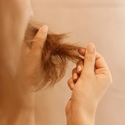 6 Kebiasaan yang Bisa Memicu Rambut Bercabang dan Mudah Patah