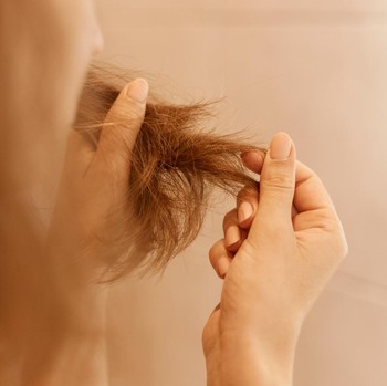 6 Kebiasaan yang Bisa Memicu Rambut Bercabang dan Mudah Patah
