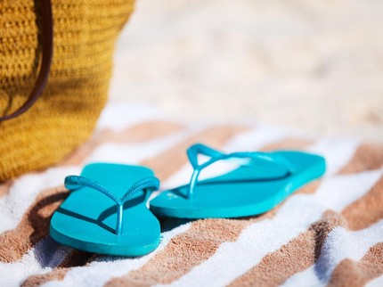 7 Rekomendasi Sandal Jepit Perempuan yang Stylish dan Nyaman untuk Berbagai Aktivitas