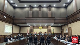 Jaksa KPK menunjukkan barbuk di sidang korupsi kuota haji 2023-2024. Eks pegawai honorer Kemenag Ridwan Kurniawan menerima uang dari PIHK untuk percepatan haji.