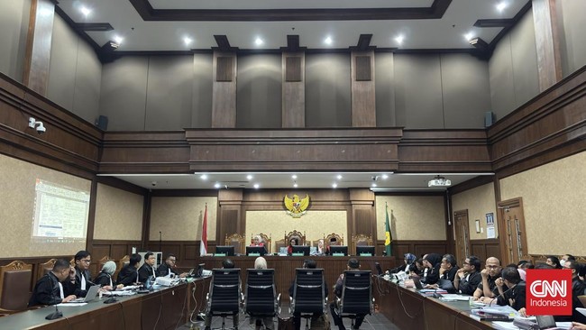 Jaksa KPK menunjukkan barbuk di sidang korupsi kuota haji 2023-2024. Eks pegawai honorer Kemenag Ridwan Kurniawan menerima uang dari PIHK untuk percepatan haji.
