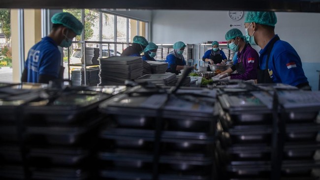 Pekerja menyiapkan paket makanan untuk program makan bergizi gratis (MBG) di dapur Satuan Pelayanan Pemenuhan Gizi (SPPG) Polda Sumatera Selatan di Palembang, Sumatera Selatan, Rabu (19/8/2026). Berdasarkan data dari Kantor Pelayanan Pemenuhan Gizi (