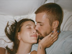 Pemotretan Bareng, Justin & Hailey Bieber Intim di Ranjang untuk Cover Majalah