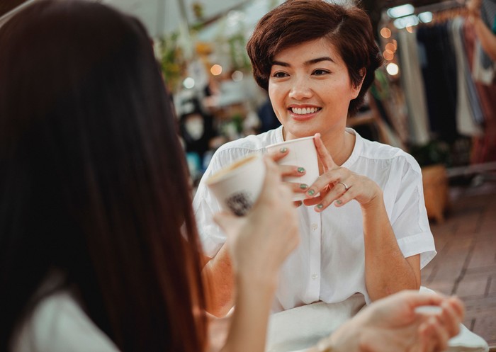 Orang dengan moral tinggi adalah sosok yang punya integritas, selaras antara ucapan dan perbuatan, dan menjunjung tinggi kejujuran dan keadilan. Orang dengan moral tinggi tidak hanya terlihat dari sikapnya, tapi juga dari kalimat yang mereka ucapkan sehari-hari.