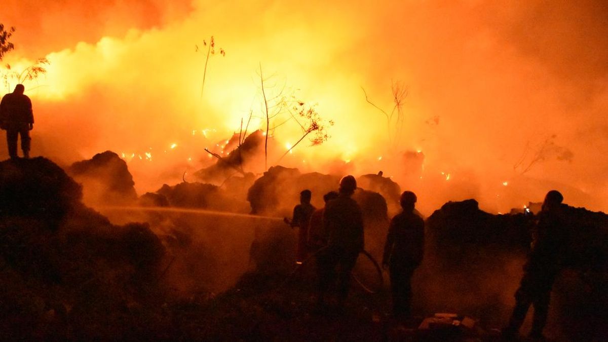 21 Jam Kebakaran TPA Galuga Bogor Belum Padam, Api Sulit Dijangkau