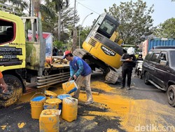 Ekskavator Jatuh dari Truk Pengangkut di Surabaya gegara Hindari Motor