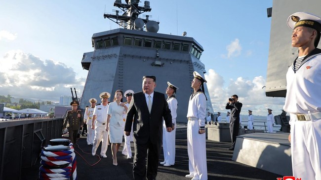 Kim Jong Un Pamer Kapal Perusak Kang Kon yang Siap Luncurkan Serangan Nuklir