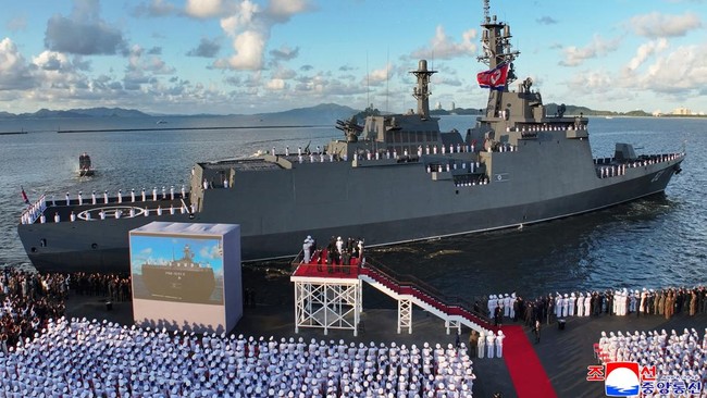 Kim Jong Un Pamer Kapal Perusak Kang Kon yang Siap Luncurkan Serangan Nuklir