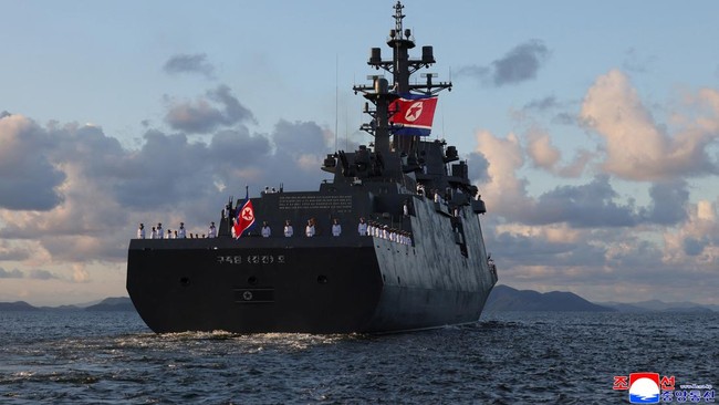 Kim Jong Un Pamer Kapal Perusak Kang Kon yang Siap Luncurkan Serangan Nuklir