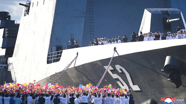 Kim Jong Un Pamer Kapal Perusak Kang Kon yang Siap Luncurkan Serangan Nuklir