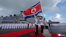 Kim Jong Un pamer kapal perusak Kang Kon yang siap luncurkan serangan senjata nuklir.