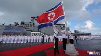 Kim Jong Un pamer kapal perusak Kang Kon yang siap luncurkan serangan senjata nuklir.