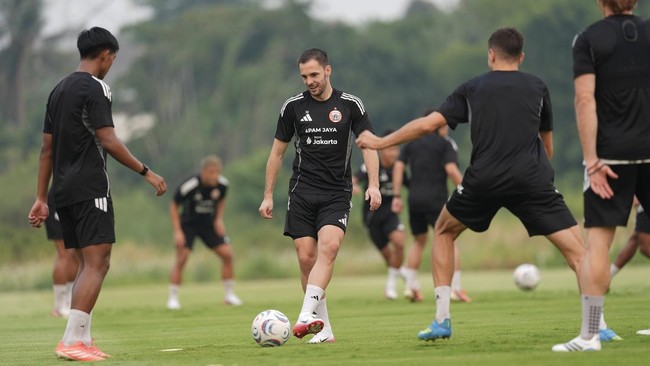Latihan Persija Jakarta Jelang Melawan Persib Bandung
