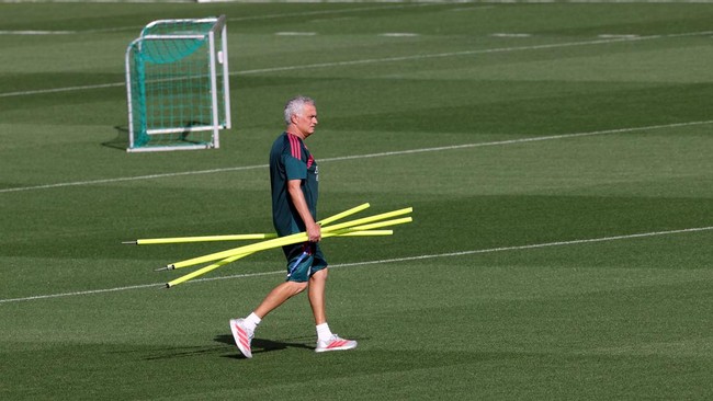 Real Madrid's Portuguese coach Jose Mourinho leads a training session at the Ciudad Real Madrid training ground in Madrid on September 7, 2026 ahead of the UEFA Champions League first round day 1 football match between Real Madrid and Inter Milan. (P