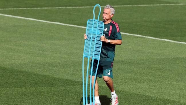 Real Madrid's Portuguese coach Jose Mourinho leads a training session at the Ciudad Real Madrid training ground in Madrid on September 7, 2026 ahead of the UEFA Champions League first round day 1 football match between Real Madrid and Inter Milan. (P