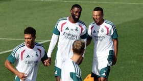 (From L) Real Madrid's English midfielder #05 Jude Bellingham, Real Madrid's German defender #22 Antonio Ruediger and Real Madrid's French forward #10 Kylian Mbappe attend a training session at the Ciudad Real Madrid training ground in Madrid on Sept