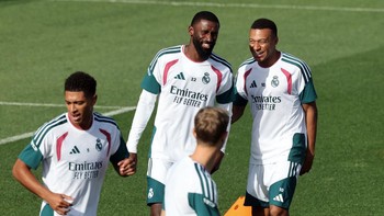 (From L) Real Madrid's English midfielder #05 Jude Bellingham, Real Madrid's German defender #22 Antonio Ruediger and Real Madrid's French forward #10 Kylian Mbappe attend a training session at the Ciudad Real Madrid training ground in Madrid on Sept