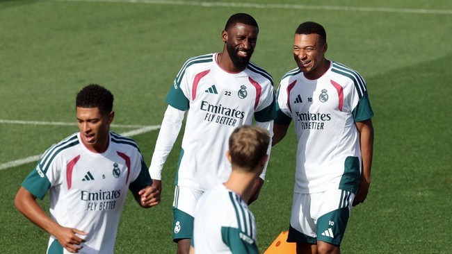 (From L) Real Madrid's English midfielder #05 Jude Bellingham, Real Madrid's German defender #22 Antonio Ruediger and Real Madrid's French forward #10 Kylian Mbappe attend a training session at the Ciudad Real Madrid training ground in Madrid on Sept