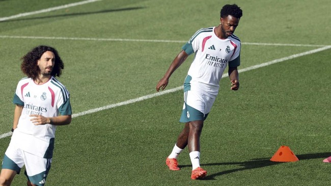 (From L) Real Madrid's Spanish defender #17 Marc Cucurella, Real Madrid's Brazilian forward #07 Vinicius Junior and Real Madrid's French midfielder #06 Eduardo Camavinga attend a training session at the Ciudad Real Madrid training ground in Madrid on