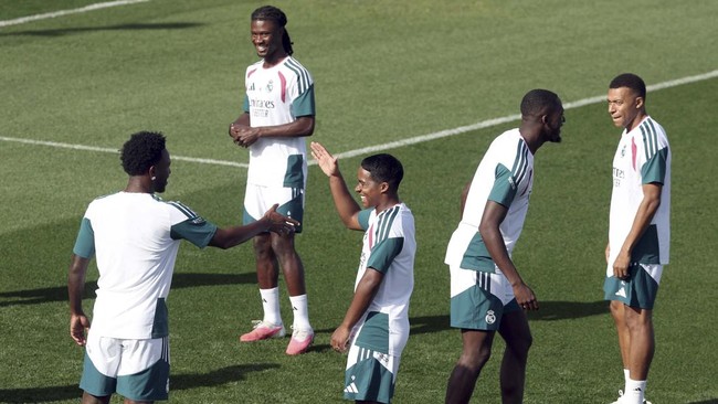 (From R) Real Madrid's French forward #10 Kylian Mbappe, Real Madrid's German defender #22 Antonio Ruediger, Real Madrid's Brazilian forward #09 Endrick, Real Madrid's French midfielder #06 Eduardo Camavinga and Real Madrid's Brazilian forward #07 Vi