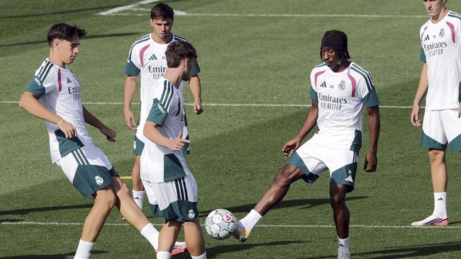 Real Madrid's Ivorian forward  #25 Yan Diomande (C) attends a training session at the Ciudad Real Madrid training ground in Madrid on September 7, 2026 ahead of the UEFA Champions League first round day 1 football match between Real Madrid and Inter