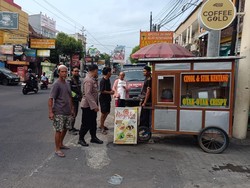 Wanita Mabuk Obak-abrik Gerobak Penjual Pukis di Babarsari Sleman