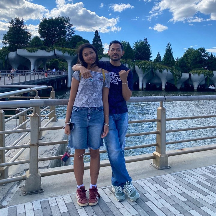 <p>Ia mengungkap kerinduannya pada sang putri yang merantau di Amerika Serikat dengan mengunggah foto bersama di akun Instagram pribadinya. &ldquo;Merindukan anak ku yg sedang merantau. Ga kerasa banget udah 2 tahun dia menetap disana,&rdquo; tulis Oka, dikutip dari laman Instagram <em>@oks_antara,</em> Selasa (8/9/2026).&nbsp;(Foto: Instagram @oks_antara)</p>