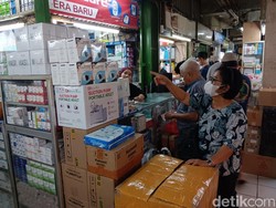 Ada Demam Masker di Pasar Pramuka, Pembeli Borong 20 Box Sekaligus!