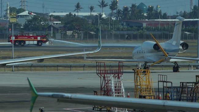 Sebuah mobil pemadam kebakaran menyemprotkan air ke sisi udara sebelah utara yang terpapar abu vulkanik di Terminal 1 Bandara Soekarno-Hatta, Tangerang, Banten, Senin (7/9/2026). Pembersihan dilakukan setelah Badan Meteorologi, Klimatologi, dan Geofi
