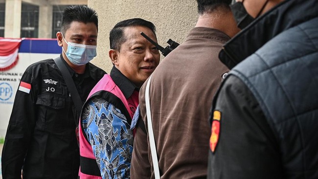 Tersangka kasus dugaan Tindak Pidana Pencucian Uang (TPPU) Febrie Adriansyah (kedua kiri) berjalan setibanya di Gedung Utama Kejaksaan Agung, Jakarta, Selasa (8/9/2026). Kejaksaan Agung kembali memeriksa mantan Jaksa Agung Muda Tindak Pidana Khusus (