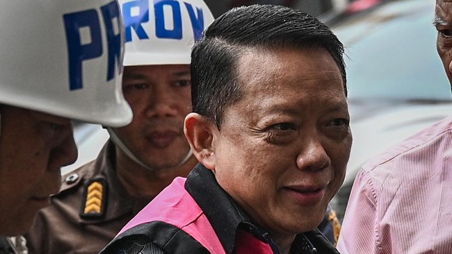 Tersangka kasus dugaan Tindak Pidana Pencucian Uang (TPPU) Febrie Adriansyah berjalan setibanya di Gedung Utama Kejaksaan Agung, Jakarta, Selasa (8/9/2026). Kejaksaan Agung kembali memeriksa mantan Jaksa Agung Muda Tindak Pidana Khusus (Jampidsus) Fe