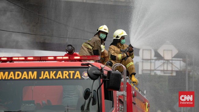Petugas Dinas Penanggulangan Kebakaran dan Penyelamatan (Gulkarmat) DKI Jakarta dikerahkan untuk melakukan penyemprotan air menggunakan armada pemadam kebakaran di Jakarta, Selasa, 8 September 2026.  Penyemprotan dilakukan sebagai bagian dari upaya m