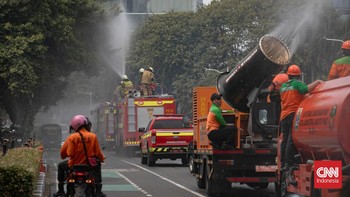Petugas Dinas Penanggulangan Kebakaran dan Penyelamatan (Gulkarmat) DKI Jakarta dikerahkan untuk melakukan penyemprotan air menggunakan armada pemadam kebakaran di Jakarta, Selasa, 8 September 2026.  Penyemprotan dilakukan sebagai bagian dari upaya m
