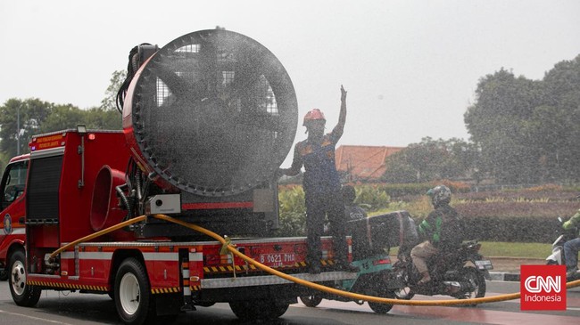 Petugas Dinas Penanggulangan Kebakaran dan Penyelamatan (Gulkarmat) DKI Jakarta dikerahkan untuk melakukan penyemprotan air menggunakan armada pemadam kebakaran di Jakarta, Selasa, 8 September 2026.  Penyemprotan dilakukan sebagai bagian dari upaya m
