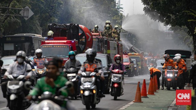 Petugas Dinas Penanggulangan Kebakaran dan Penyelamatan (Gulkarmat) DKI Jakarta dikerahkan untuk melakukan penyemprotan air menggunakan armada pemadam kebakaran di Jakarta, Selasa, 8 September 2026.  Penyemprotan dilakukan sebagai bagian dari upaya m
