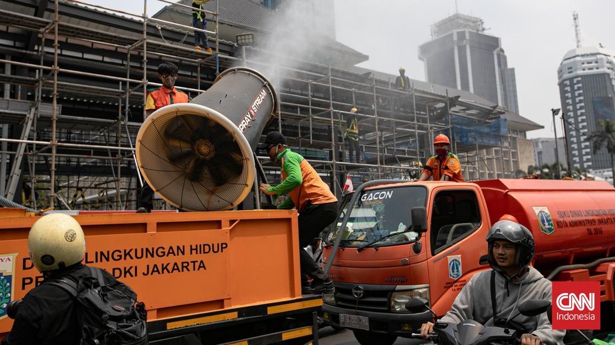 Petugas Dinas Penanggulangan Kebakaran dan Penyelamatan (Gulkarmat) DKI Jakarta dikerahkan untuk melakukan penyemprotan air menggunakan armada pemadam kebakaran di Jakarta, Selasa, 8 September 2026.  Penyemprotan dilakukan sebagai bagian dari upaya m