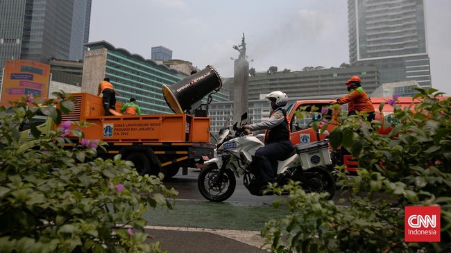 Petugas Dinas Penanggulangan Kebakaran dan Penyelamatan (Gulkarmat) DKI Jakarta dikerahkan untuk melakukan penyemprotan air menggunakan armada pemadam kebakaran di Jakarta, Selasa, 8 September 2026.  Penyemprotan dilakukan sebagai bagian dari upaya m